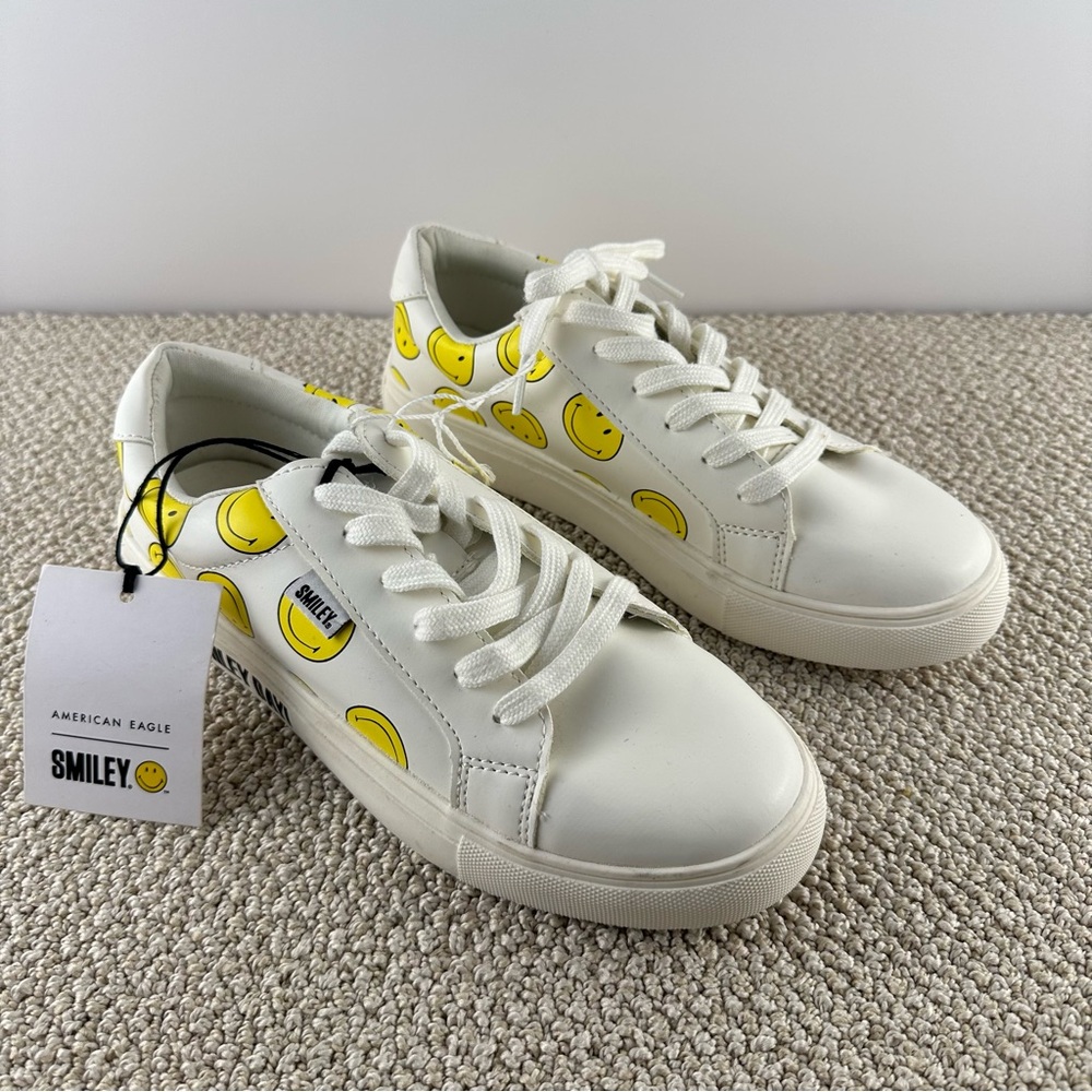 NWT American Eagle Smiley Movement Sneakers White Shoes Faces Athletic Size 7